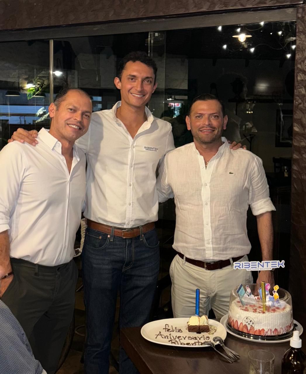 Fundadores de Ribentek celebrando aniversario de la empresa